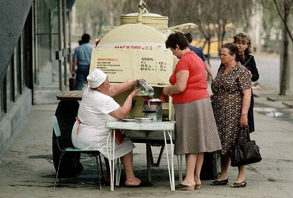 женщина покупает газировку
